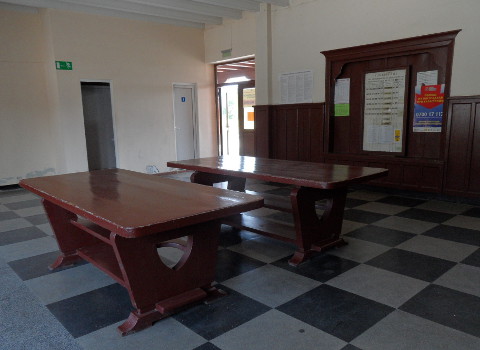 Bansko Bahnhof Tische