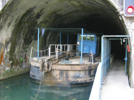 Kanaltunnel Mauvages Kettenschlepper