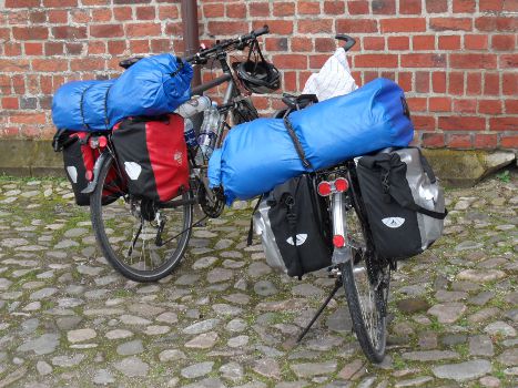 Bepacktes Reiserad Schweden Zelt